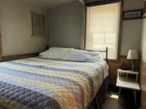 Quaint Family, Couples Cottage ON The Lake! Stunning View, Near Marinas, Trails - Chalets