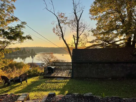 Cozy Cottage   with Spectacular Salt Water  View / 4 Kayaks Available/