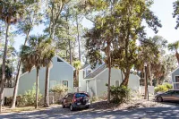 A Room With a View-1 BR Efficiency Condo Close to Everything.