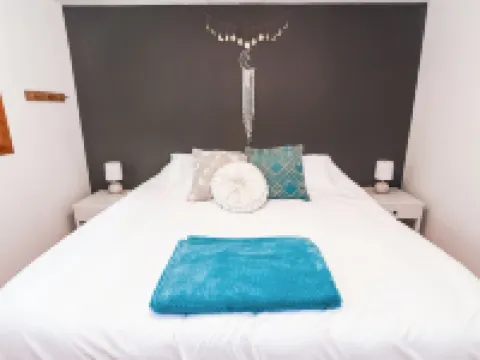 Perfect Waterfront Getaway between the Lakes 馬凱特縣酒店