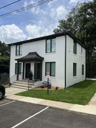 2 BR Townhome in downtown Homewood next to SOHO Отели рядом с достопримечательностью «Университет Самфорд»