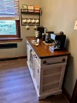 Comfy Tudor in suburban setting, 5mi from Center City Philadelphia. Coffee bar!