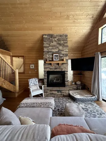 Cozy Cabin Nestled in the Woods. Plenty of Snow Mobile and Atv Parking! Отели в г. Duck Creek Village