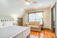 Modern Treetop Cottage with Covered Deck – Near Historic Hendersonville