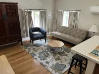 Sunny Coach House in Historic Oak Park