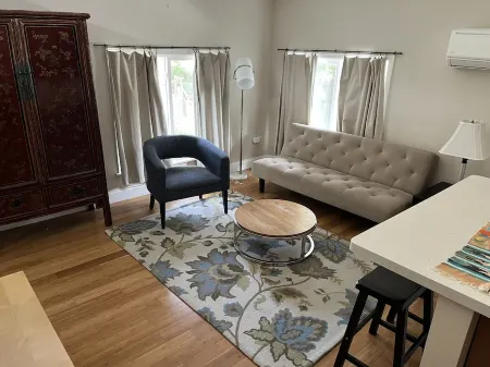 Sunny Coach House in Historic Oak Park Отели рядом с достопримечательностью «Frank Lloyd Wright Home and Studio»