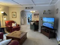 Cozy Berkshire cottage with fireplace. Hotels in Pittsfield