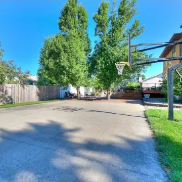 Spacious 5-bedroom house in enchanting Ames with Wi-Fi, Close to the Action!!