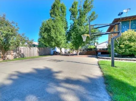 Spacious 5-bedroom house in enchanting Ames with Wi-Fi, Close to the Action!!