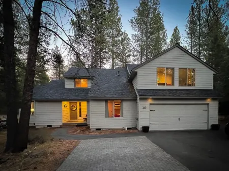 Fantastic location! Hot Tub, AC, SHARC passes, bikes and a great deck!