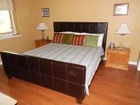 Charming home with pool table near the Marina