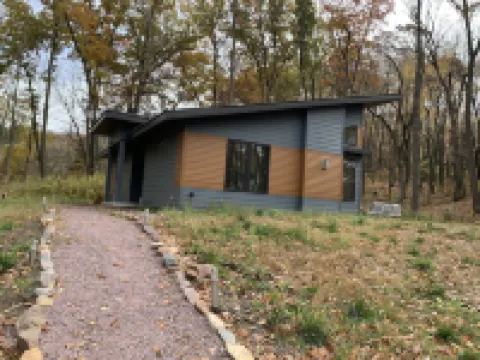 Beautiful new contemporary home, quiet wooded lot minutes from Devils Lake Hotels in Greenfield