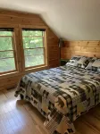 Hillside ADK Log Cabin with beautiful Schroon Lake views - 5 minutes to village! - 샬레 호텔