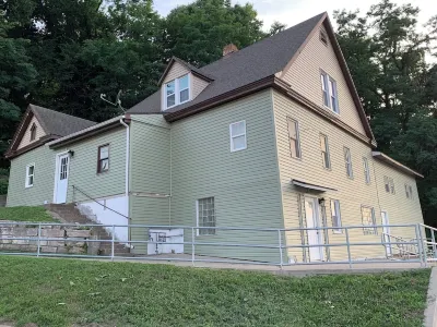 Cozy apartment close to downtown Hannibal with full kitchen, A/C, and Wi-Fi Hotels near La Azotea Lounge