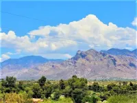 Beautiful Mountain Views and a spacious relaxing home in NW Tucson.