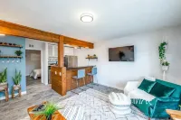 {ATX BOHO CHIC Condo} W 6th St, Pool, Walk or Ride to Downtown, Zilker, and ACL
