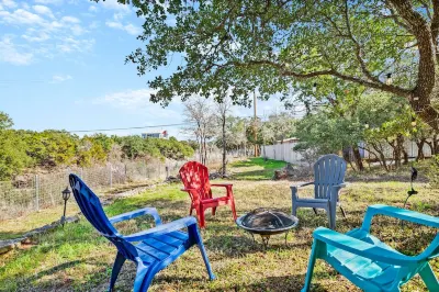 Stylish themed cabin w/hot tub, gym, sauna, and cold plunge Hotels near Lake Travis