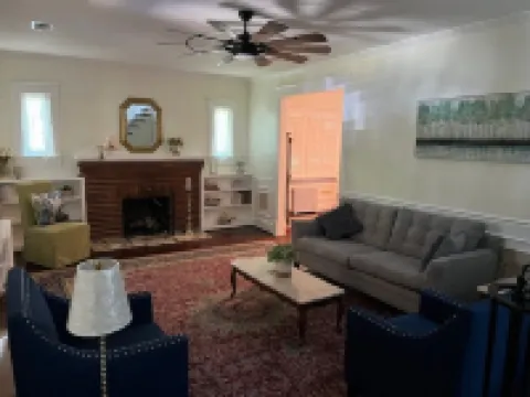 Charming 3-bedroom house in marvelous Silver Spring - 7.5 miles to White House 銀泉酒店