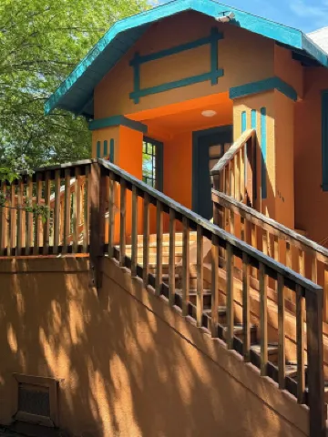 425A- Upper 2B1B Unit Gated Parking near Bart & FW, shops and restaurants