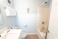 Beautiful 1 bedroom home, 1 block from the beach