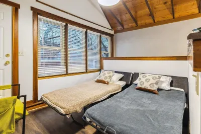 The Redwood Retreat- 5Bed/4Ba with a Rooftop Deck in the Heart of Ohio City 搖滾名人堂附近的飯店