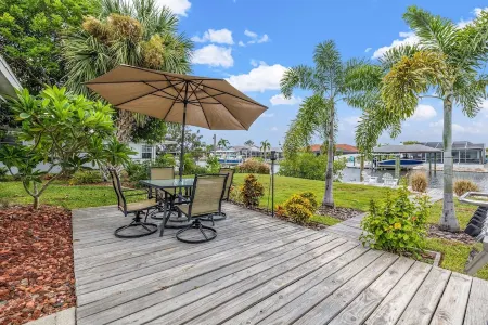 Water Front Home Island Paradise, come explore true tranquility. Отели в г. Apollo Beach