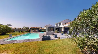 Villa de Standing 3 Chambres Piscine Chauffée sur Golf Hotels in 