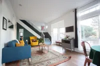 The Victorian Cottage with Mountain & River views!