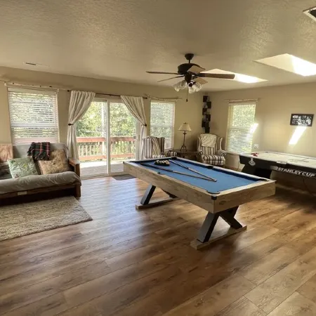 Spacious, Family Friendly, Hot Tub, Game Room, Forest View, Fireplace, 2 decks