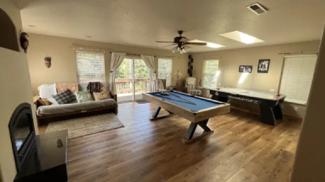 Spacious, Family Friendly, Hot Tub, Game Room, Forest View, Fireplace, 2 decks