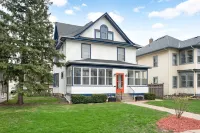 Modern, Warm & Cozy Oasis, 10mins to Everything! 5bd 3bath.