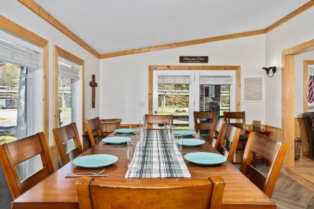 Large family & dog friendly with great reviews off Big Cypress Bayou/Caddo Lake