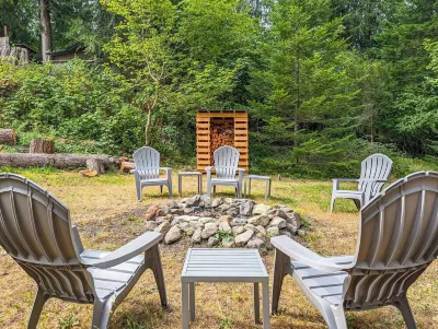Sun & Snow Bungalow; Dog Friendly, AC, Fireplace, by White Pass and Mt Rainier Hotels near La Wis Wis Campground