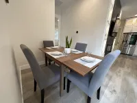 New Modern Home in Bellevue Hotels in Newcastle