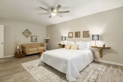 4 Bed, 2 Bath with Tons of Amenities! Hebron High School Softball Stadium附近的飯店