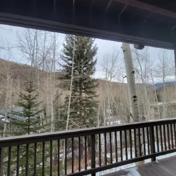 COZY AND PEACEFUL WEST VAIL, HUGE PRIVATE DECK, WALK TO BUS STOP