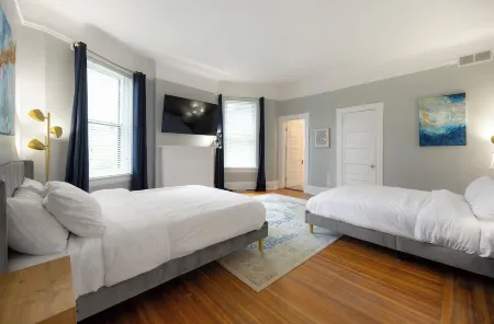 Victorian for 30+ Guests, 5 Min to Downtown Отели рядом с достопримечательностью «Цинциннати Зу & Ботаникал Гарден»