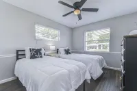 Bright & Beautiful 3/2 house close to Beaches & Fun