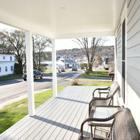 Meredith Bay - Brand New 2nd and 3rd floor Apartment in Private Home