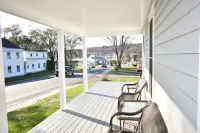 Meredith Bay - Brand New 2nd and 3rd floor Apartment in Private Home Hotels in Meredith