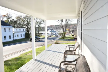 Meredith Bay - Brand New 2nd and 3rd floor Apartment in Private Home