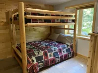 Beautiful log cabin on the Pendleton Creek!