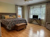 Living the Lake Life   w/2 kitchens 6 bdrms Hotel a Cunningham