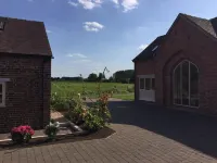 The stables fully loaded converted barn dog/horse sleeps 8 4 beds /sofa/zbed/cot 스태퍼드 호텔