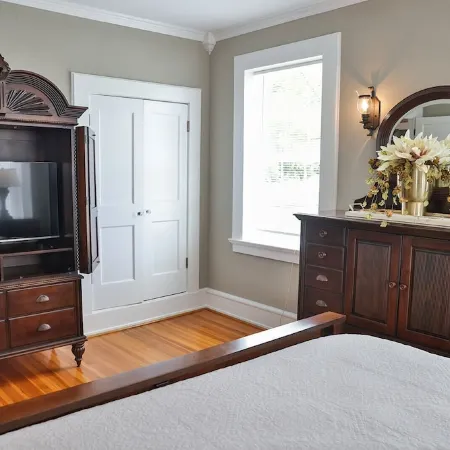 The Grand Colonial Manor on East 11th - 3 Kings!