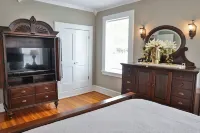 The Grand Colonial Manor on East 11th - 3 Kings!