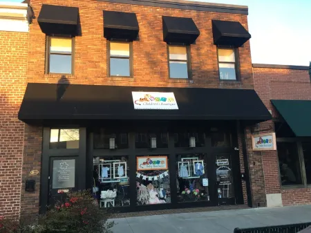 Cora Leigh’s Retreat-Exquisite Condo with Downtown H’ville at your front door!