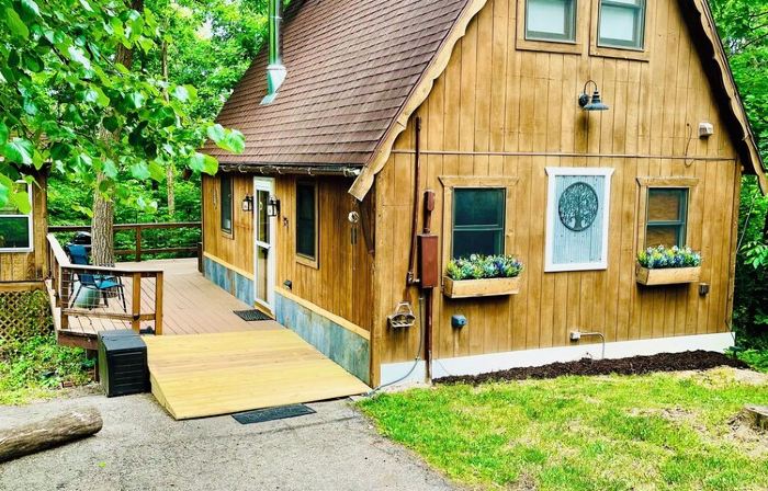 Cozy quaint cabin tucked back in the woods- Secluded, private - couples getaway