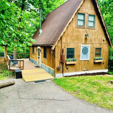 Cozy quaint cabin tucked back in the woods- Secluded, private - couples getaway