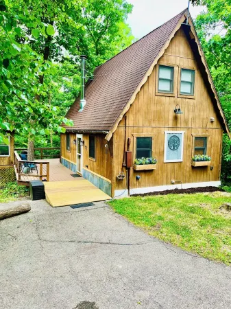 Cozy quaint cabin tucked back in the woods- Secluded, private - couples getaway